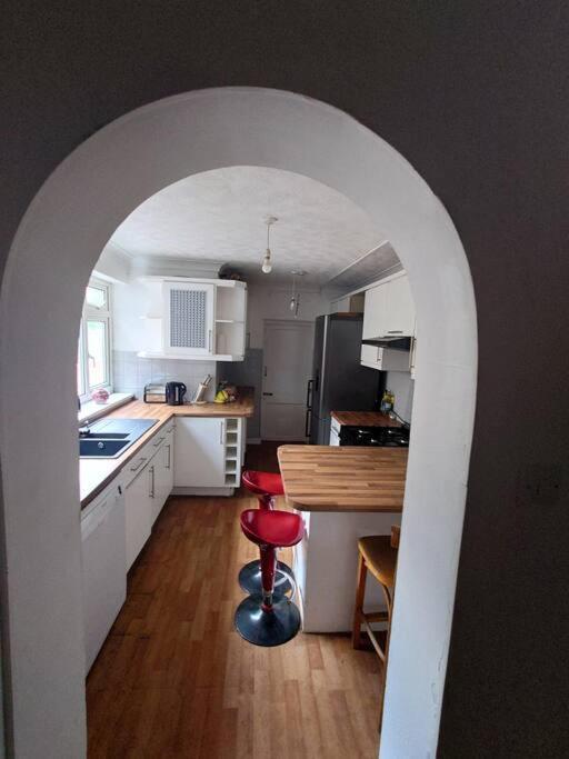 Edwardian 4 Bedrooms With 4 Bathrooms Townhouse, Next To Underground, Accommodates 10 People Londres Extérieur photo